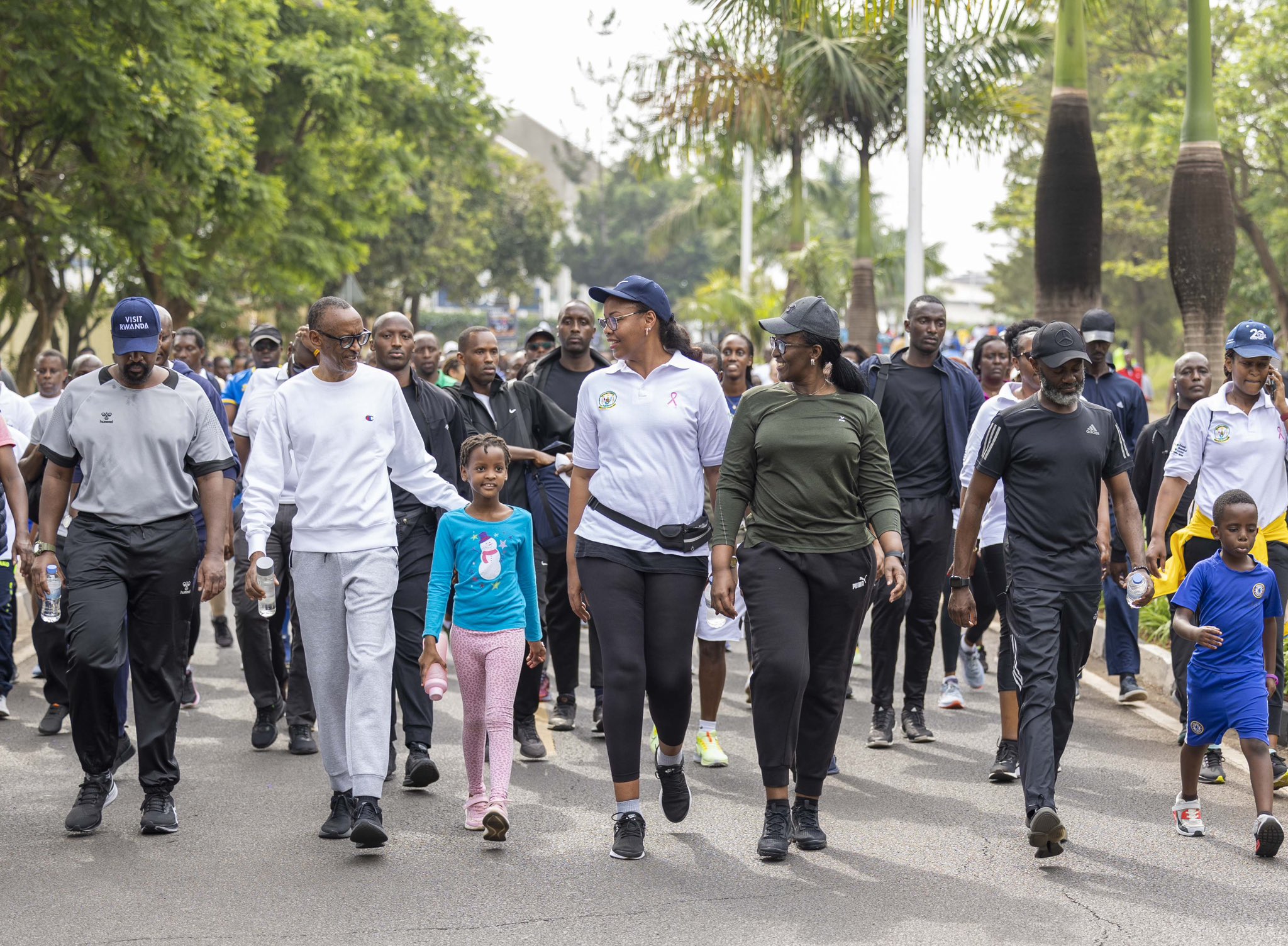 Le président Kagame et son hôte, Général Muhoozi participent au Car Free Day