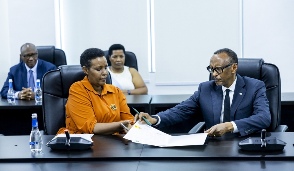 Le Président Kagame dépose le dossier de sa candidature à la présidentielle
