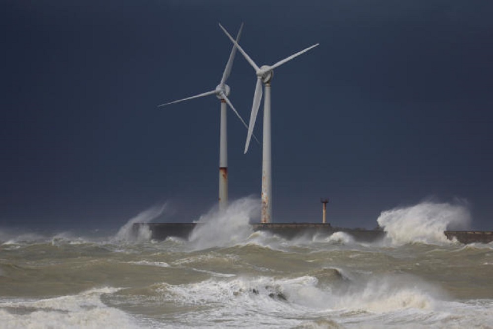 Tempête Ciaran : la France balayée par des vents records