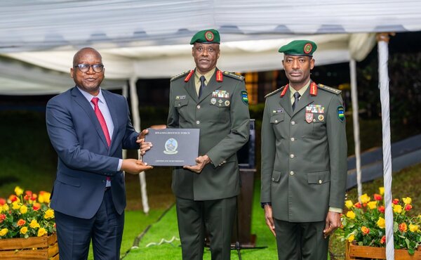 Le Général Kazura, ancien Chef dÉtat-Major des Forces de Défense du Rwanda, ainsi que quatre autres Généraux de brigade, ont été admis à la retraite