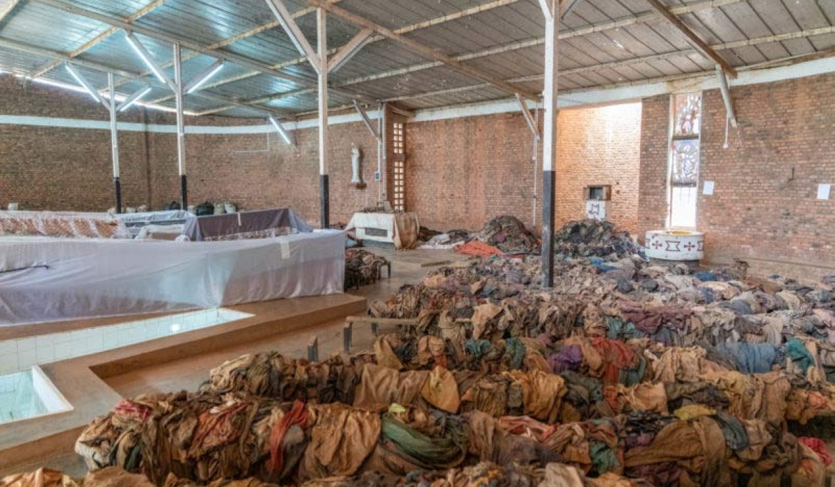 Des ossements tutsi dans des vases à fleurs sur lautel
