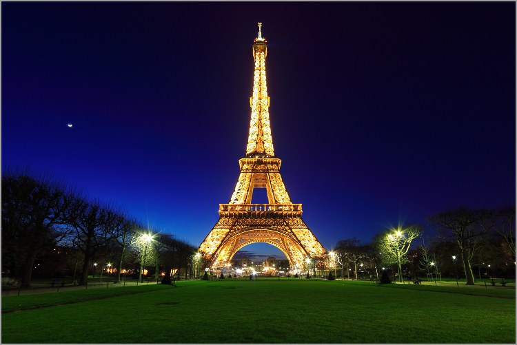 Il tente d’escalader la Tour Eiffel en pleine nuit