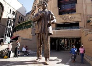 A Johannesburg, une femme nue rend hommage à la statue géante de Mandela