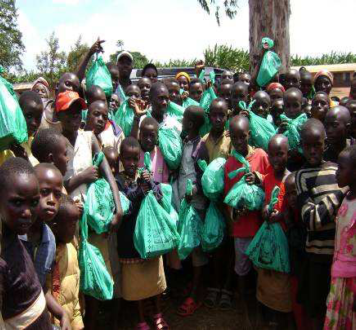 FVS-AMADE octroie des Kits de matériels scolaires aux enfants vulnérables