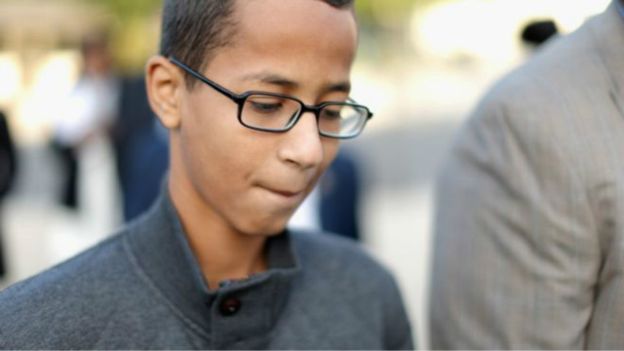 Ahmed Mohamed pour avoir fabrique une horloge déménage au Qatar
