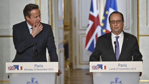 Hollande, soutenu par Cameron: “Faire le plus de dégâts possibles” à l’EI