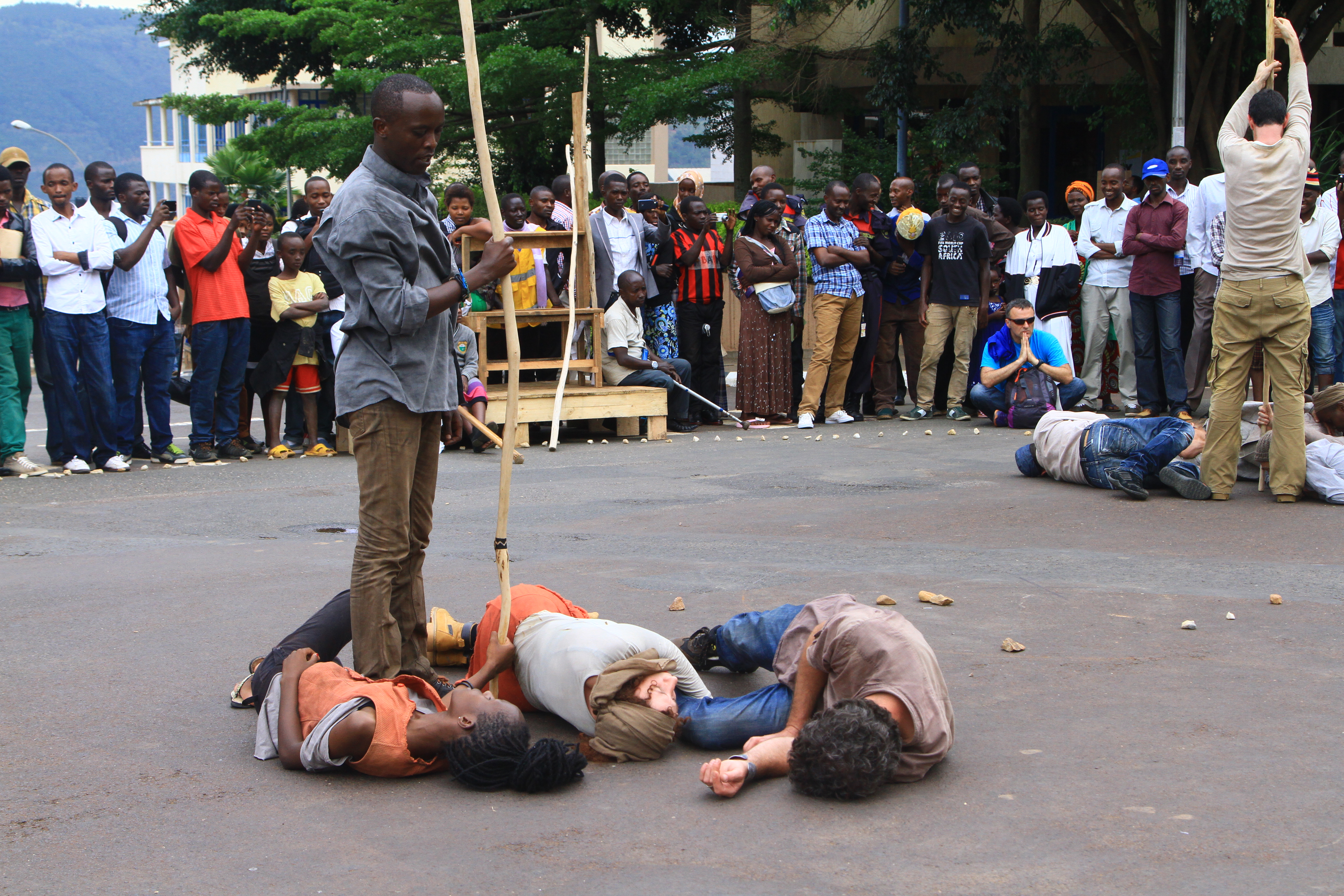 Un théâtre français à Kigali sous un ciel ouvert: Un vibrant hommage aux victimes du génocide