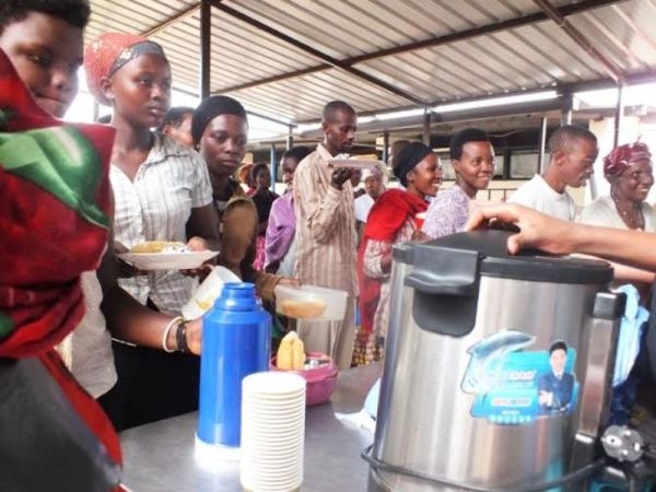 Les Rwandais vivant au Canada nourrissent les patients du Chuk
