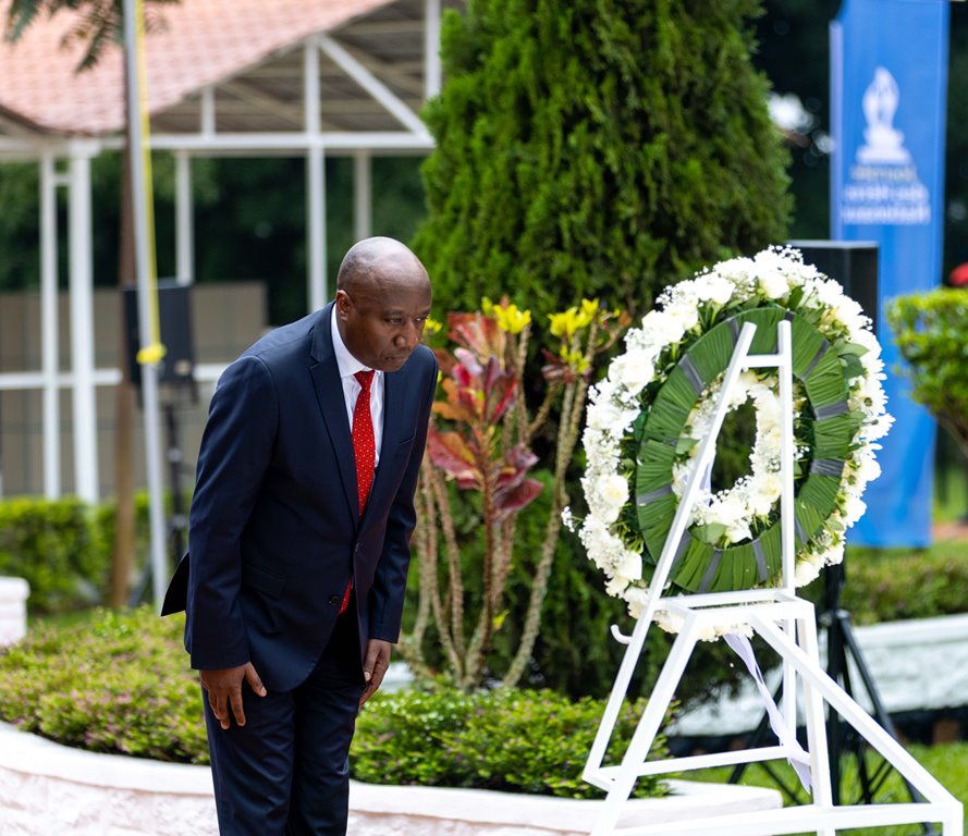 Dr Ngirente sincline devant les Héros du Rwanda