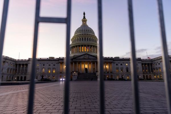 Etats-Unis : un homme arrêté après s'être approché du Capitole avec un fusil à pompe chargé