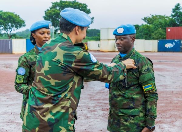 Les Casques bleus rwandais en RCA, décorés des médailles de service de l’ONU