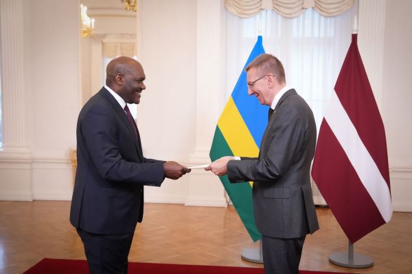 L’ambassadeur Lambert Dushimimana présente ses lettres de créance au président de la Latvia