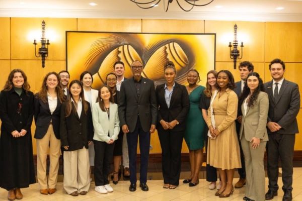 Le Président Kagame accueille les étudiants de Harvard et Tufts au terme d’une visite au Rwanda