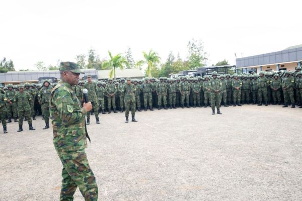 Le Général-major Nyakarundi s’adresse à un nouveau contingent avant son déploiement à Cabo Delgado