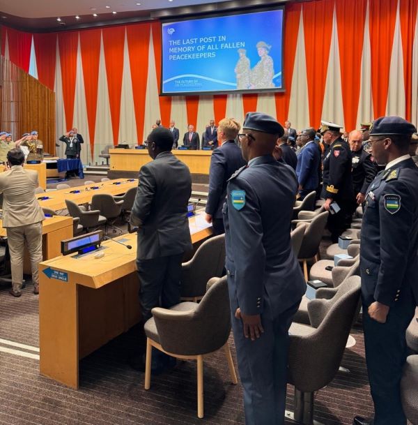 Deux casques bleus rwandais décorés à titre posthume des médailles Dag Hammarskjöld