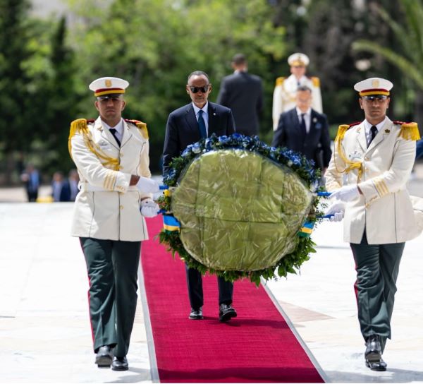 Le Président Kagame rend hommage aux héros de la guerre d’indépendance algérienne
