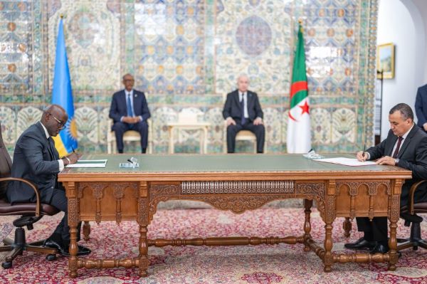 Douze accords bilatéraux signés lors de la visite officielle de Président Kagame en Algérie