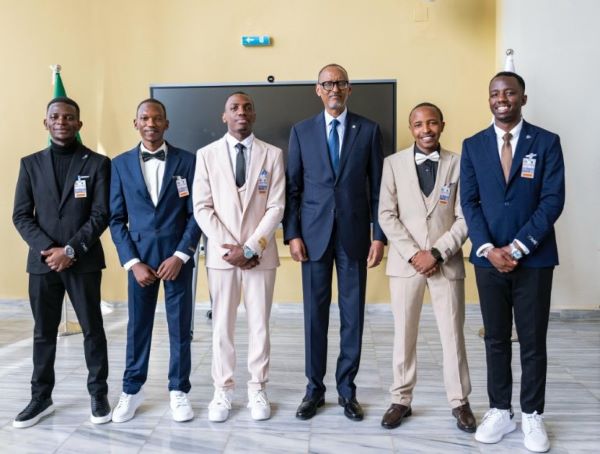 Algérie : Le Président Kagame rencontre des étudiants rwandais en IA