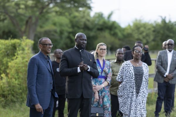 Le Président Kagame accueille le Général Doumbouya dans sa ferme à Kibugabuga