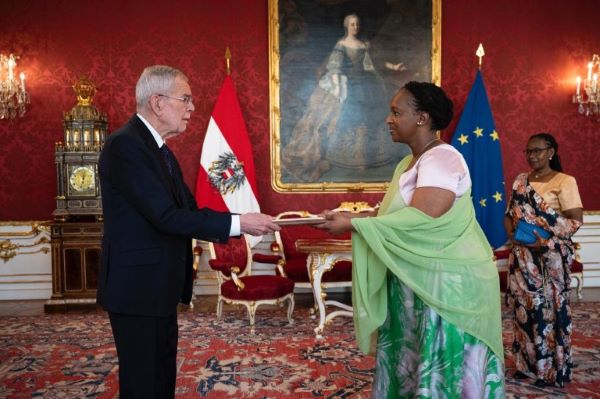 L’Ambassadrice Urujeni Bakuramutsa présente ses lettres de créance au Président fédéral d’Autriche