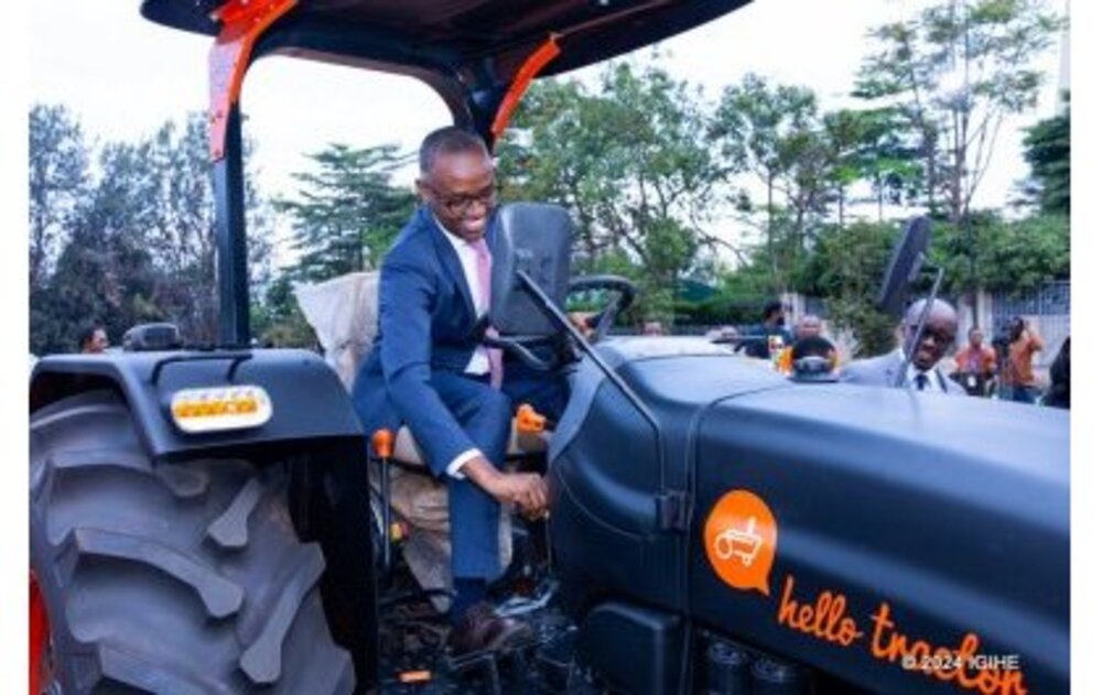 Heifer soutient les agriculteurs rwandais avec 15 tracteurs