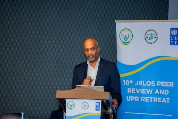 Le Ministre Ugirashebuja explique les raisons de lencombrement des tribunaux au Rwanda