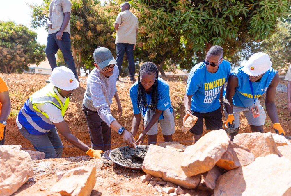 Le président Kagame et les participants du Geants of Africa soutiennent une initiative routière à Kigali