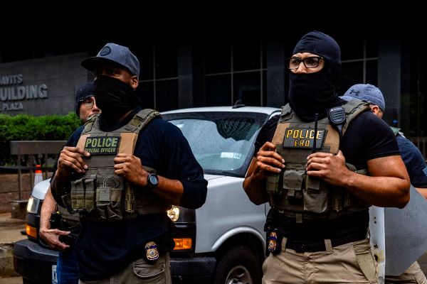 Etats-Unis : la Californie interdit le port du masque aux agents dimmigration pendant leurs opérations