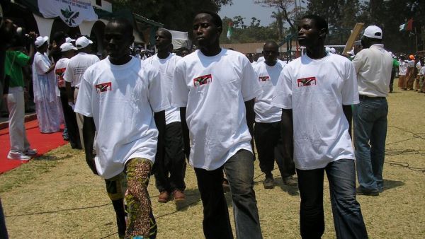 Des entraînements paramilitaires alimentent l'incertitude au nord-ouest du Burundi
