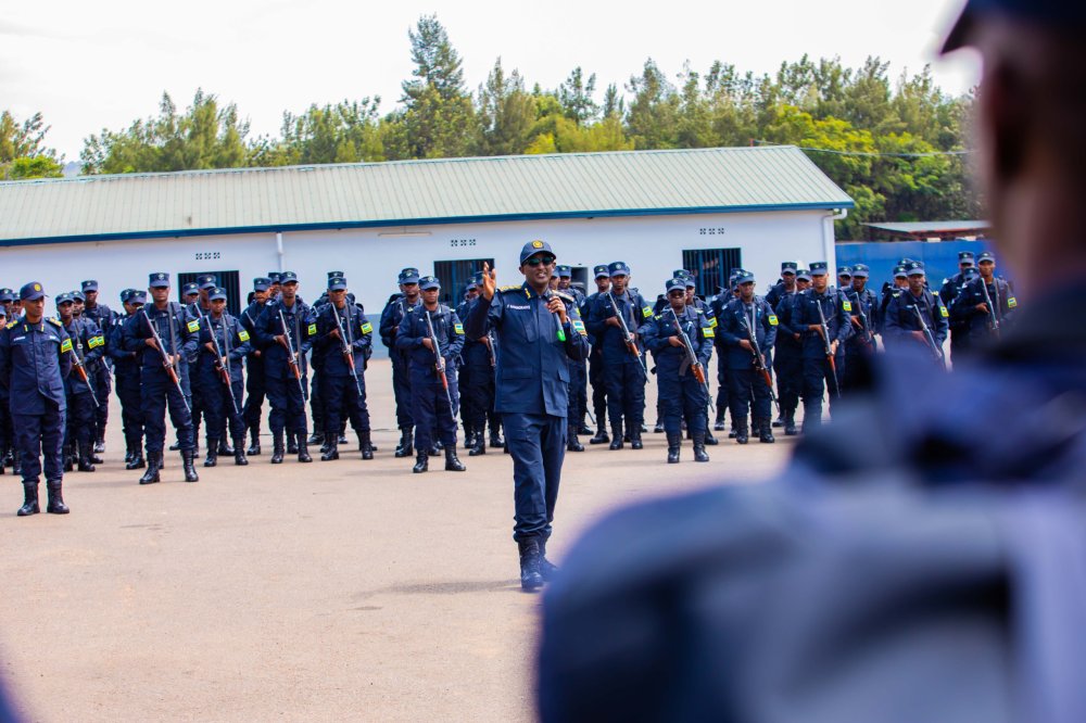 IGP Namuhoranye briefe le contingent de police avant le déploiement au Soudan du Sud