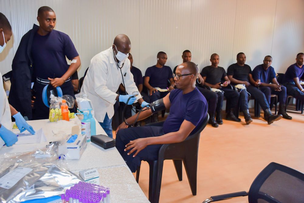 Des policiers rwandais en mission de paix donnent du sang à l'hôpital de Kaga Bandoro