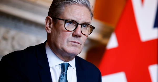 Royaume-Uni : Starmer "ne va pas s'en aller" malgré les pressions pour sa démission après le fiasco électoral des travaillistes