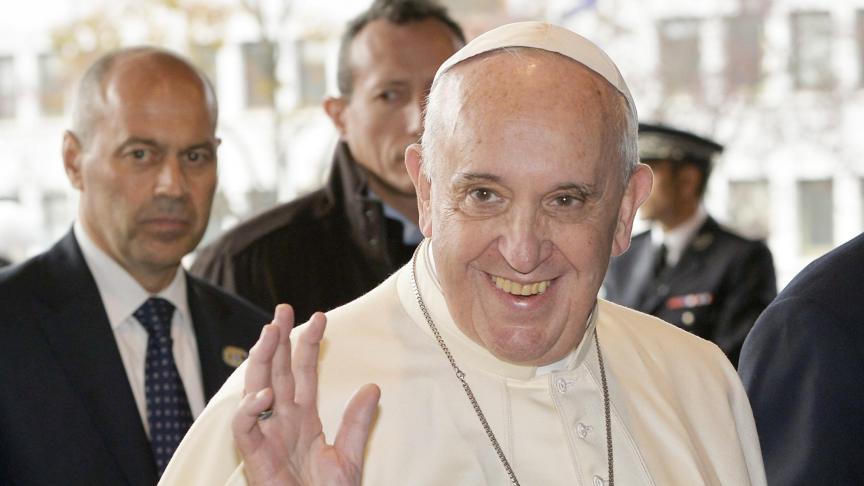 La délicate santé du pape François encore en question, son opération pour une hernie abdominale réussie