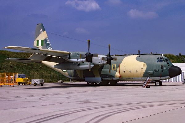 Burkina Faso : 11 soldats nigérians détenus après l’atterrissage forcé d’un avion