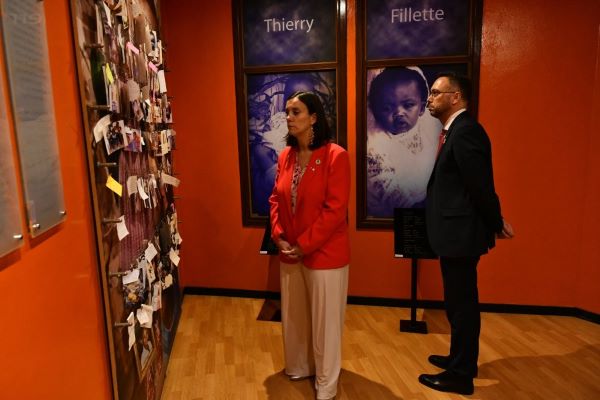 Le ministre belge des Affaires étrangères rend hommage aux victimes du génocide contre les Tutsi