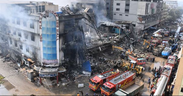 Pakistan: le bilan de lincendie dun centre commercial à Karachi grimpe à 67 morts