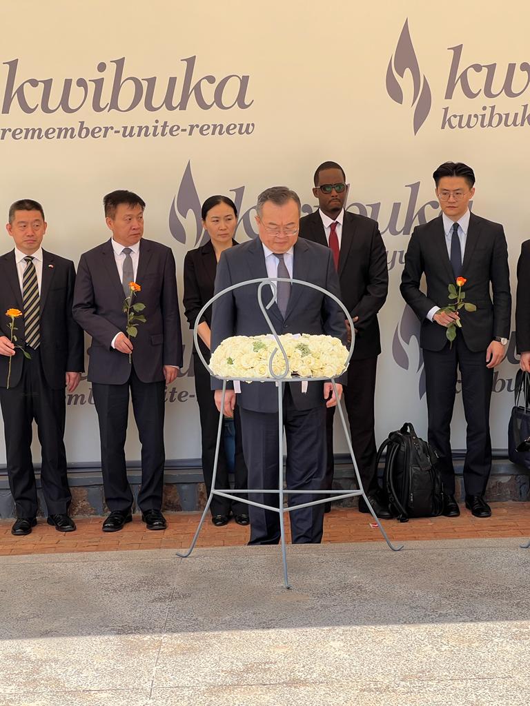 L'Émissaire Chinois Liu Jianchao en visite au mémorial du génocide de Kigali