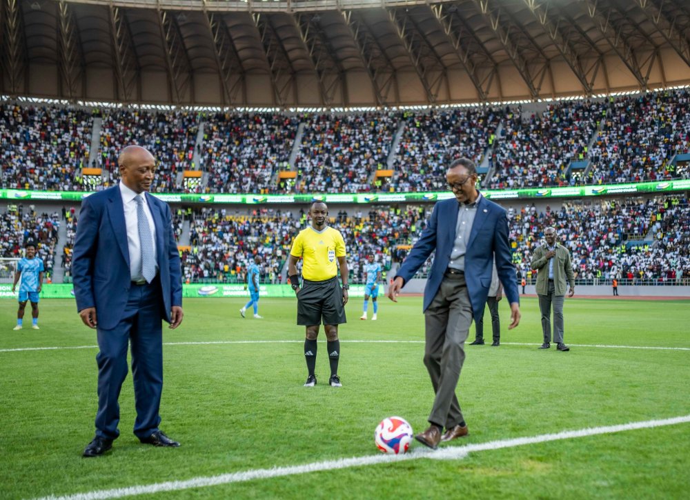 Le président de la CAF salue le stade Amahoro, qu'il qualifie de l’un des « plus beaux stades du monde ».