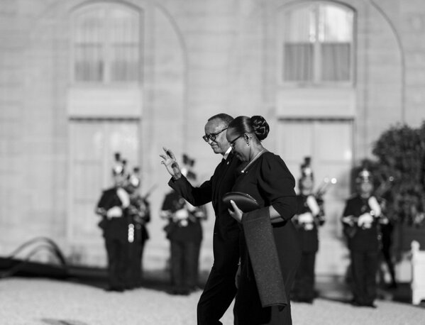 Kagame et la Première Dame accueillis par Emmanuel et Brigitte Macron au dîner du sommet de la Francophonie.