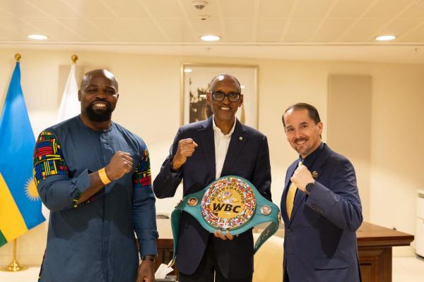 Le Président Kagame reçoit une ceinture WBC de Carlos Takam