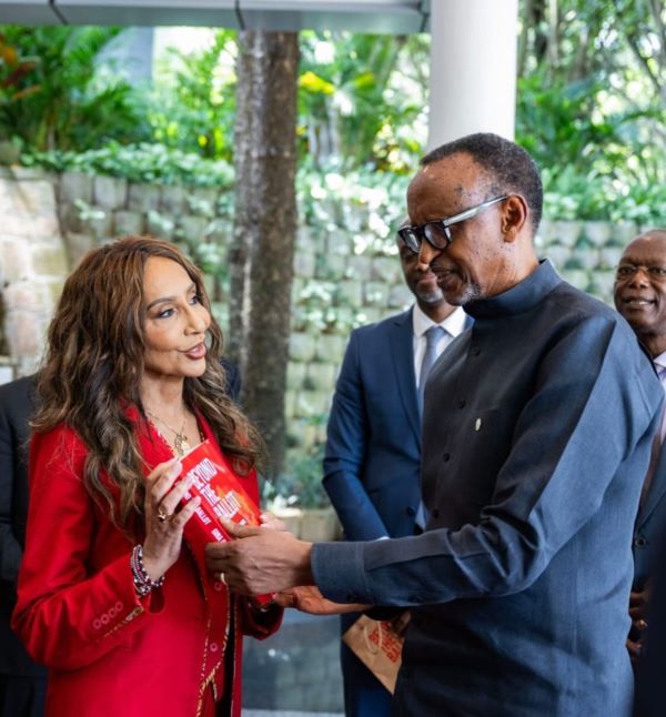 ‘Beyond the Ballot’ : Gina Din Kariuki offre son ouvrage au Président Paul Kagame