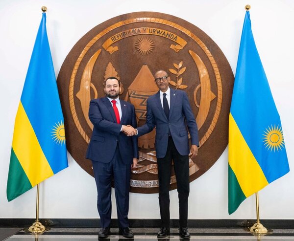 Le Président Kagame reçoit le ministre d'État des Affaires étrangères du Qatar