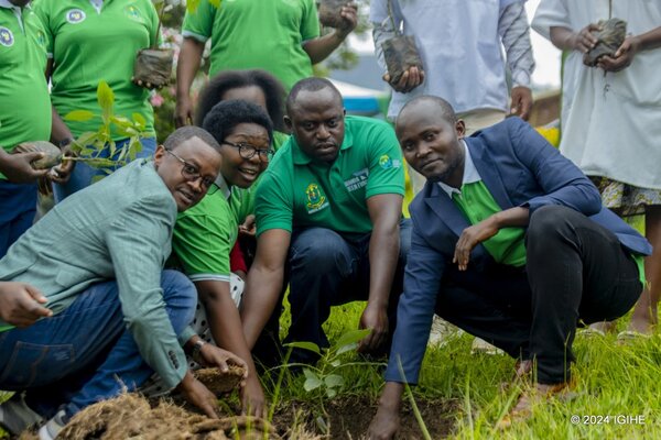 Lassociation des infirmiers et sages-femmes du Rwanda lance une initiative de plantation darbres fruitiers