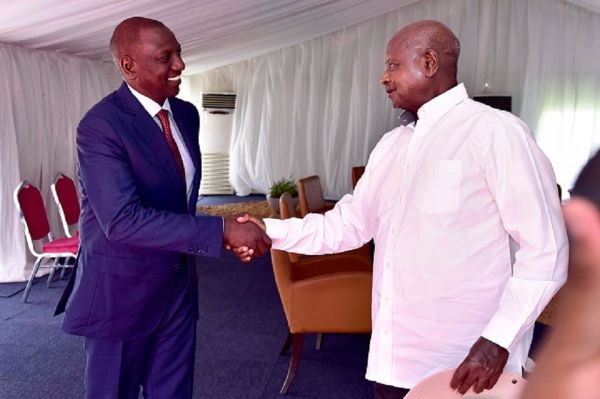 Kenya : Ruto dénonce une déformation de propos de Museveni par les médias