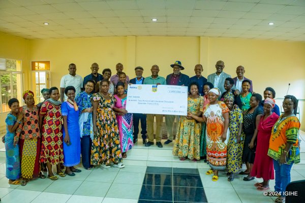 Rotary Club Kigali Seniors accorde un soutien financier aux anciennes vendeuses de rue du district de Gasabo