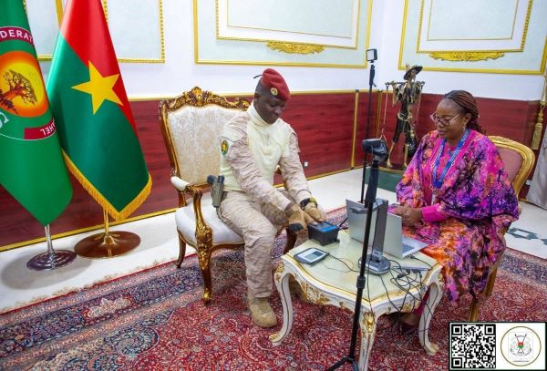 Burkina Faso : Le président Traoré reçoit la première carte d’identité biométrique AES