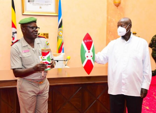 Le président Museveni exhorte larmée burundaise à rejeter lethnicisme