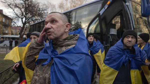 La Russie et lUkraine échangent des prisonniers de guerre à la veille d’un sommet Poutine-Trump