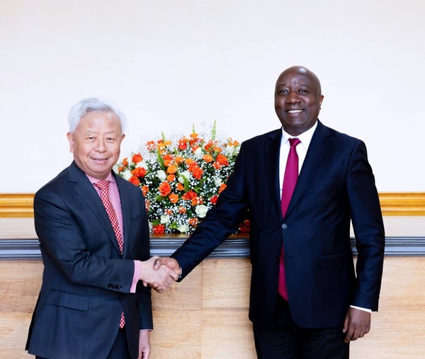 Le Premier Ministre Dr. Ngirente rencontre M. Jin Liqun, Président de l'AIIB