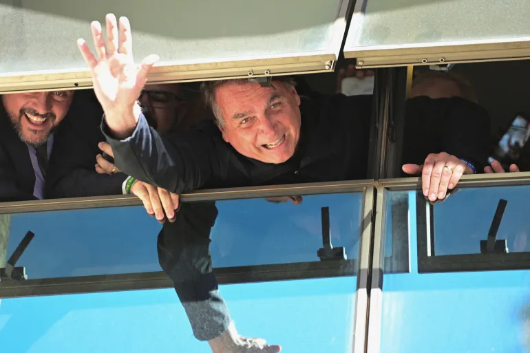 Bolsonaro revient au Brésil après trois mois en Floride